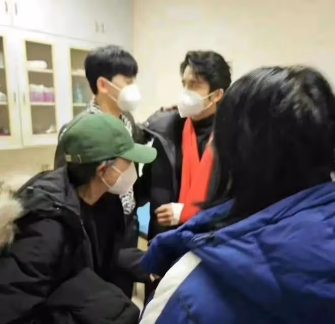 娛樂圈24小時:傳劉愷威女友李曉峰懷孕,管虎父親去世,悲喜不同
