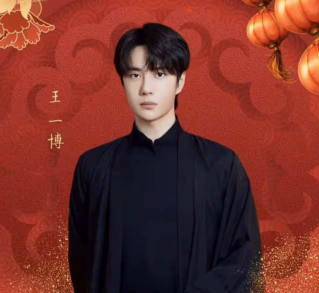 湖南春晚狀況多!曝何炅喪父後連軸轉嗓音沙啞,王一博疑假唱被批