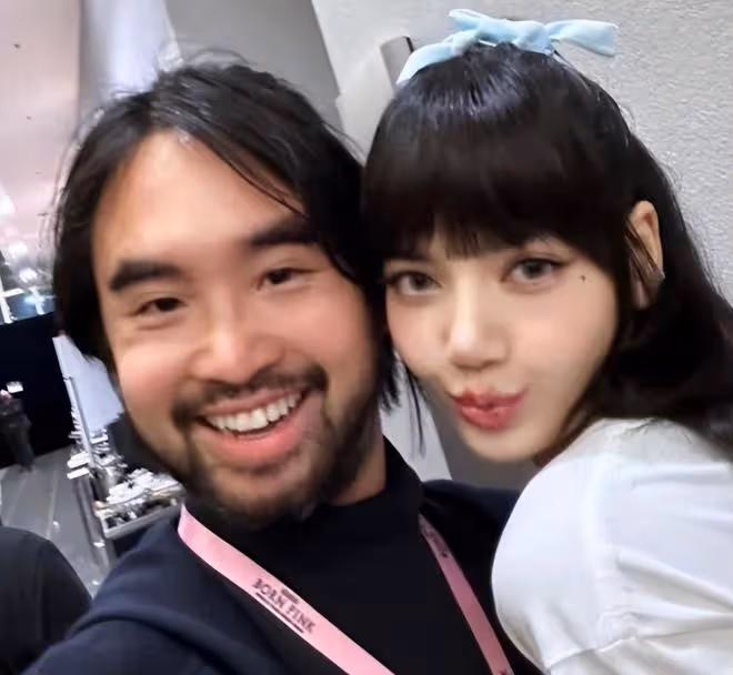 人間芭比Lisa赴港開演唱會，與千億富三代臉貼臉合影，表現很親密