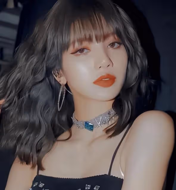 人間芭比Lisa赴港開演唱會，與千億富三代臉貼臉合影，表現很親密