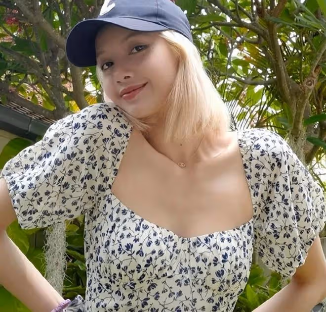 人間芭比Lisa赴港開演唱會，與千億富三代臉貼臉合影，表現很親密