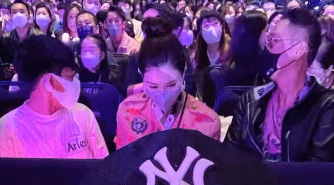 人間芭比Lisa赴港開演唱會,與千億富三代臉貼臉合影,表現很親密