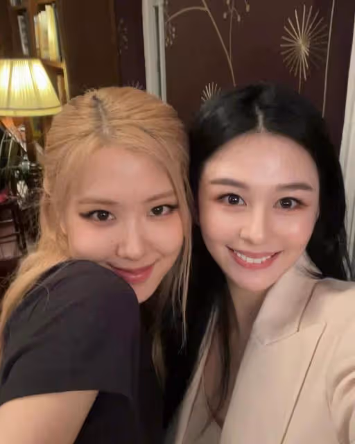 人間芭比Lisa赴港開演唱會,與千億富三代臉貼臉合影,表現很親密