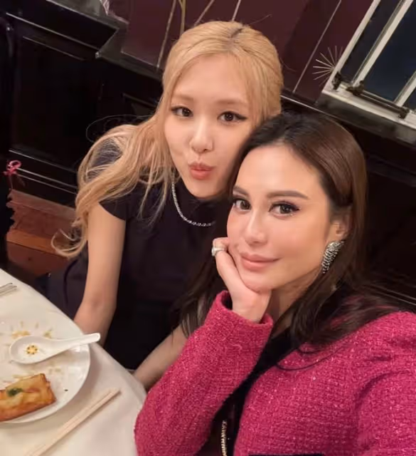 人間芭比Lisa赴港開演唱會,與千億富三代臉貼臉合影,表現很親密