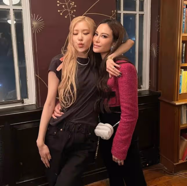人間芭比Lisa赴港開演唱會,與千億富三代臉貼臉合影,表現很親密