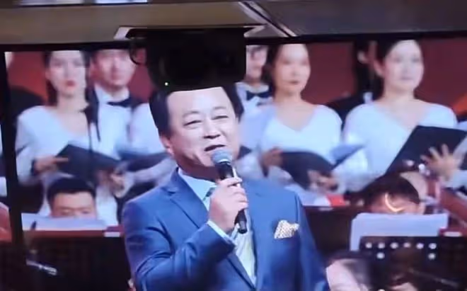 朱軍周濤新年同台主持年會！女方甜笑紅裙驚艷，男方老到快認不出