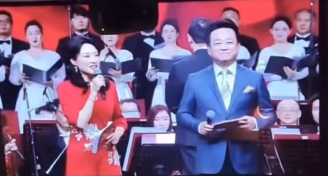朱軍周濤新年同台主持年會！女方甜笑紅裙驚艷，男方老到快認不出