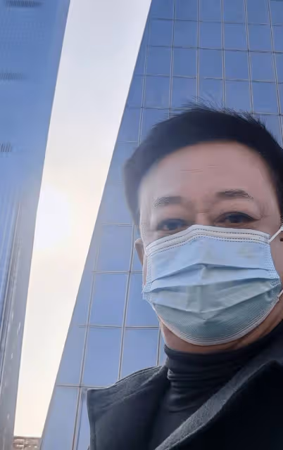 朱軍周濤新年同台主持年會！女方甜笑紅裙驚艷，男方老到快認不出