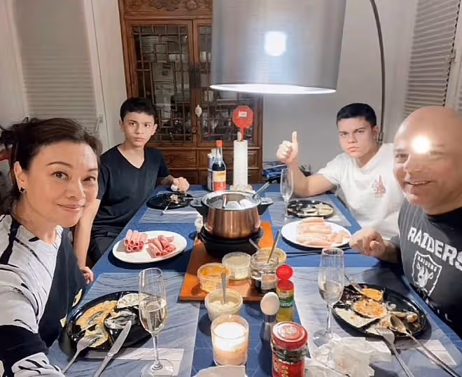 史可一家瑞士慶小年！混血大兒子壯碩小兒子顏值高，吃老乾媽搶鏡
