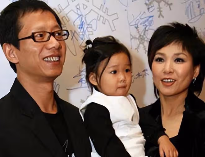 史可一家瑞士慶小年！混血大兒子壯碩小兒子顏值高，吃老乾媽搶鏡