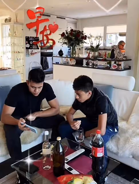 史可一家瑞士慶小年！混血大兒子壯碩小兒子顏值高，吃老乾媽搶鏡