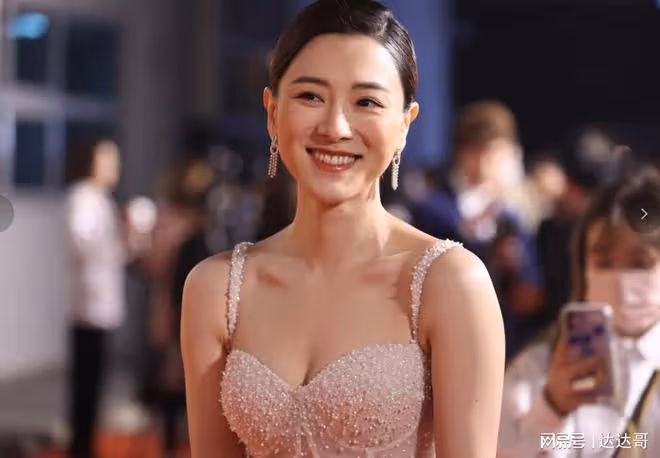 萬千星輝20222| 重溫五年紅地毯女星晚裝 陳自瑤成近年焦點女王