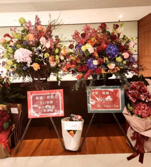 向太和郭碧婷共同慶生，向佐給大小向太送蛋糕，全家福照片曝光