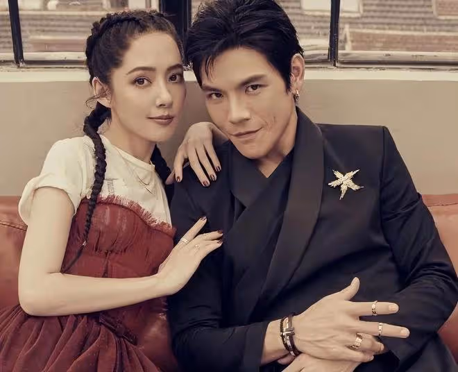向太和郭碧婷共同慶生，向佐給大小向太送蛋糕，全家福照片曝光