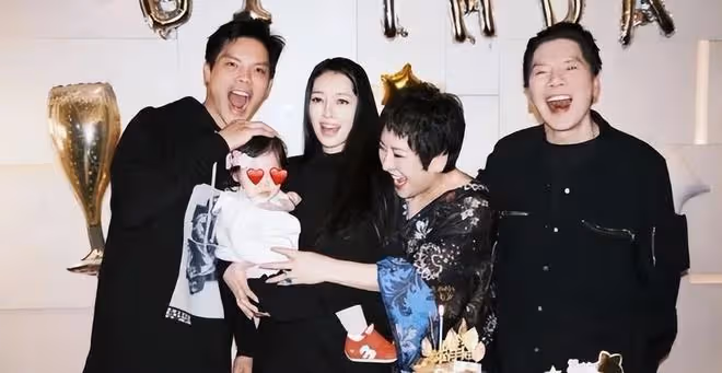 向太和郭碧婷共同慶生，向佐給大小向太送蛋糕，全家福照片曝光