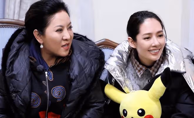向太和郭碧婷共同慶生，向佐給大小向太送蛋糕，全家福照片曝光