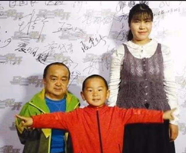 「小陰蝕王」張伸：身高1.15米，現無戲可拍，小18歲嬌妻揚長而去