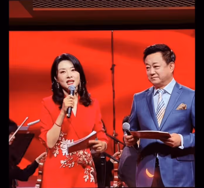 朱軍周濤回歸舞台主持年會!男方模樣大變認不出,女方顏值驚艷