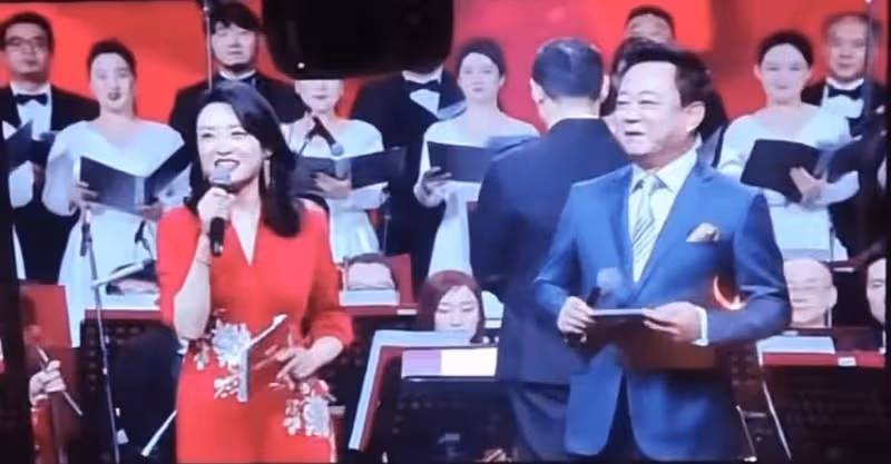 朱軍周濤回歸舞台主持年會!男方模樣大變認不出,女方顏值驚艷