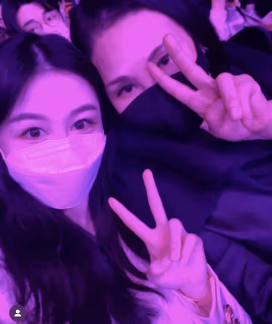邱淑貞女兒沈月近照曝光,與朴彩英合照顏值高,兩美女合照太養眼