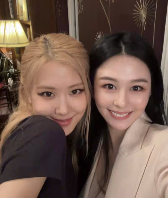 邱淑貞女兒沈月近照曝光,與朴彩英合照顏值高,兩美女合照太養眼