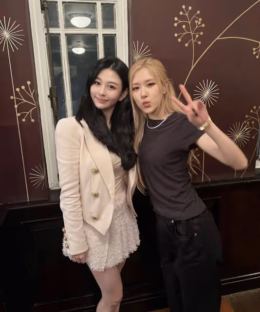 邱淑貞女兒沈月近照曝光,與朴彩英合照顏值高,兩美女合照太養眼