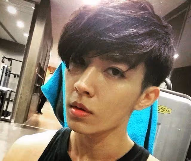 面對假唱,許嵩直接叫停,炎亞綸把話筒給觀眾,魏晨:歌手不假唱
