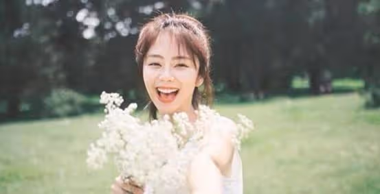 都說譚松韻胖不止84斤,看到她和baby同框後,這腿圍過於真實了