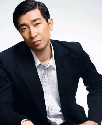 這匹影視界黑馬,連奪3次影帝,教科書般的演技,6千萬片酬也值得