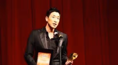 這匹影視界黑馬，連奪3次影帝，教科書般的演技，6千萬片酬也值得