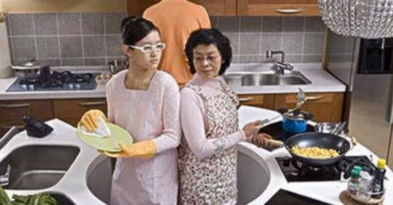 兒媳感激婆婆幫忙照顧孩子，無意間看到一幕，兒媳崩潰