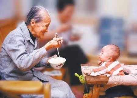 兒媳感激婆婆幫忙照顧孩子,無意間看到一幕,兒媳崩潰