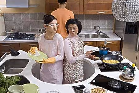 兒媳感激婆婆幫忙照顧孩子,無意間看到一幕,兒媳崩潰