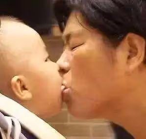 兒媳感激婆婆幫忙照顧孩子,無意間看到一幕,兒媳崩潰