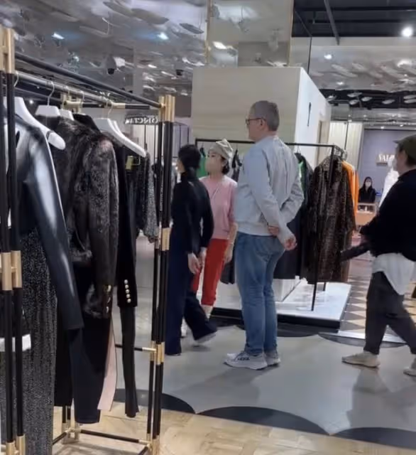 68歲林青霞低調現身法國,打扮時髦粉嫩