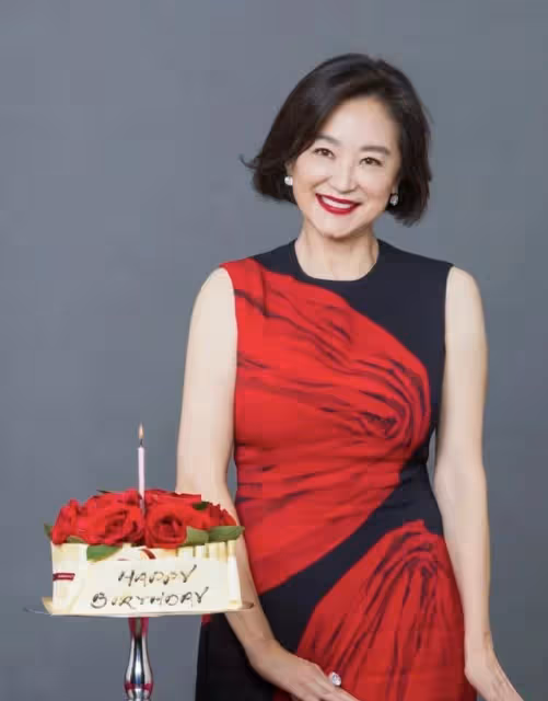 68歲林青霞低調現身法國,打扮時髦粉嫩