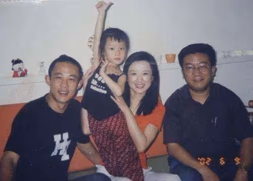 54歲的侯勇一婚娶60後，二婚娶70後，三婚娶90後，堪稱人生贏家