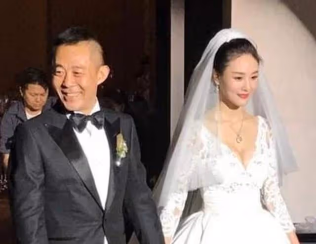 54歲的侯勇一婚娶60後，二婚娶70後，三婚娶90後，堪稱人生贏家