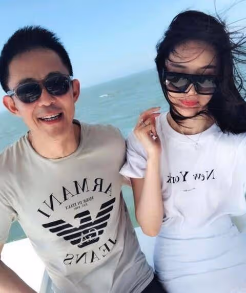 54歲的侯勇一婚娶60後，二婚娶70後，三婚娶90後，堪稱人生贏家