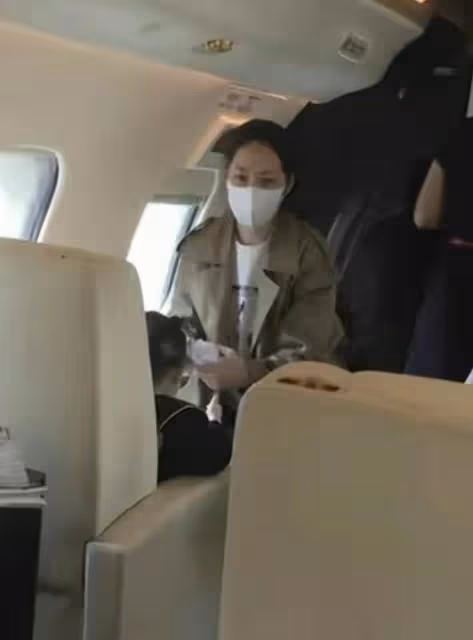 向佐一家六口合影曝光！郭碧婷暴瘦兩頰凹陷，倆娃五官精緻似混血