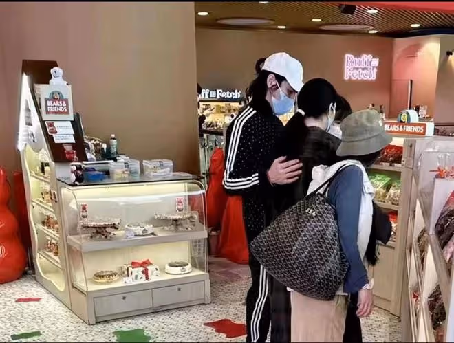 向佐一家六口合影曝光！郭碧婷暴瘦兩頰凹陷，倆娃五官精緻似混血