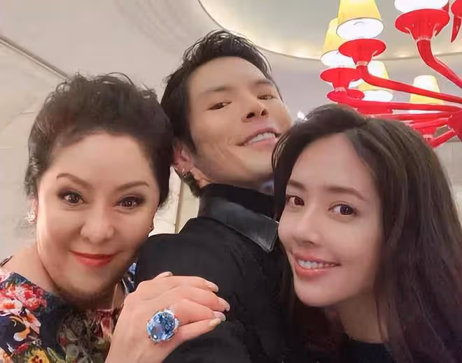 向佐一家六口合影曝光！郭碧婷暴瘦兩頰凹陷，倆娃五官精緻似混血
