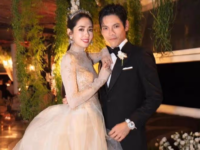 向家為38歲郭碧婷慶生，向佐送綠色蛋糕給妻子，拍全家福破婚變