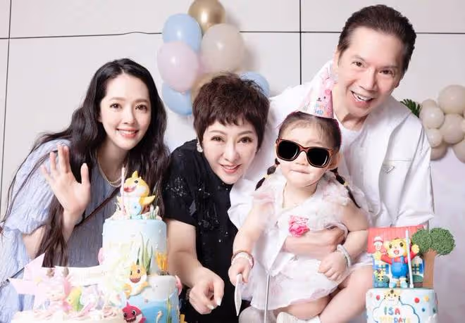 向家為38歲郭碧婷慶生，向佐送綠色蛋糕給妻子，拍全家福破婚變