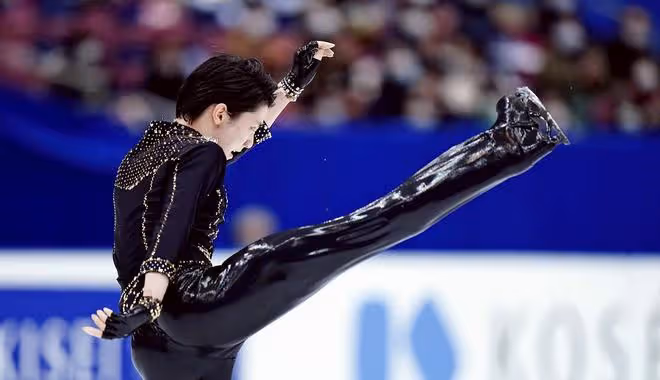 羽生結弦自己也沒想到吧，一個站姿，讓「屁屁的力量」上了熱搜！