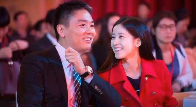 劉強東的美女助理：普通本科生，5年直升到副總裁，目前身價180億