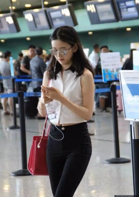 劉強東的美女助理：普通本科生，5年直升到副總裁，目前身價180億