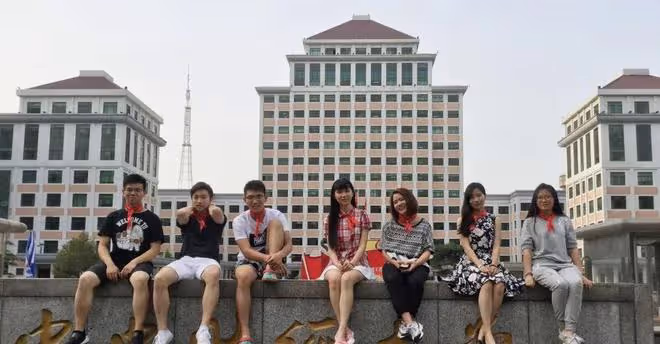 劉強東的美女助理：普通本科生，5年直升到副總裁，目前身價180億