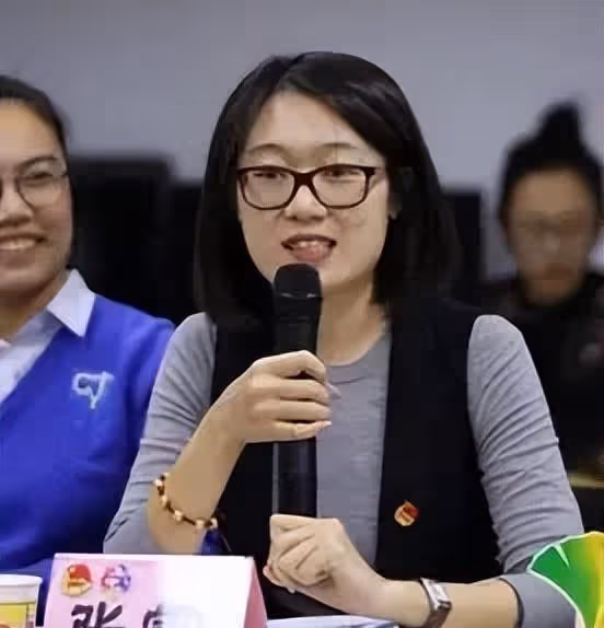 劉強東的美女助理：普通本科生，5年直升到副總裁，目前身價180億