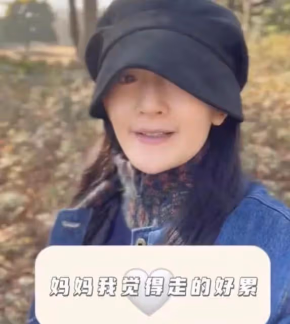 謝娜帶三女寶大鬧動物園，卻有眼尖的網友驚嘆：臉這是怎麼了？